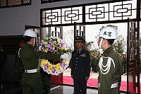 「表彰忠烈、撫慰英靈!」,馬祖防衛指揮部日前舉行九十六年春季國軍陣亡將士祭典,指揮官張中將期許防區軍民能緬懷先烈德澤為國家犧牲奮鬥的大無畏精神。(圖/文:劉家興)