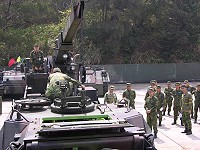 指揮官張中將視導甲車引擎吊卸實際作業情形。(圖/文:劉家興)