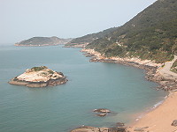 　北竿多沙灘澳口，塘岐及芹壁被認為是最適合發展的據點。（圖／文：陳鵬雄）