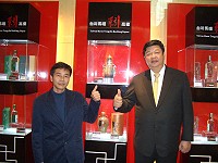 　縣長陳雪生三月十八日進香之行曾往東高福州總店，向董事長謝承海（上圖左）及東引高粱大陸第一個灘頭堡福州直營總店高檔店面。（圖／文：宋志富）