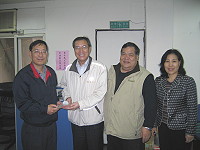 立委曹爾忠在議長陳振清及李金梅議員陪同下，完成國民黨黨內初選登記。（圖：連江縣國民黨黨部提供）