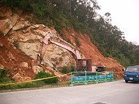 　南竿聚英路前一百公尺處，落石清運完畢，並加裝護欄。（圖／文：邱竟瑋）
