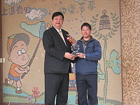 　塘岐國小歡度五十五週年校慶，縣長頒獎表揚服務長達三十四年的教職員工。（圖／文：陳鵬雄）