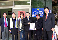　台北市爾文教育基金會董事長趙爾文前往地區身心障礙協會訪問並致贈慰問金，由理事長陳秀其代表接受。（圖／文：曹重偉）
