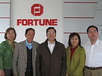 　馬祖酒廠考察大陸東北白酒市場之行，中為董事長陳國土，左二為東引廠經理林金聚，右一為馬祖籍的慶堂集團總裁陳金龍。（圖：馬祖酒廠提供）