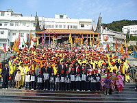 　西莒威武陳將軍廟遶境祈福，全體陣頭與縣長等來賓合照。（圖／文：邱竟瑋、林冰芳）