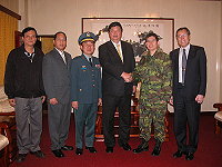 　北竿鄉親黃啟銘（右二）到任北高指揮部政戰主任一職，縣長陳雪生及立委曹爾忠表示祝賀之意。（圖／文：陳鵬雄）