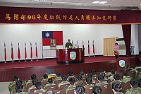     馬防部指揮官張中將介紹授課講師，並希冀各幹部皆能將所學運用於心輔工作上，共同營造身心健全的部隊生活。（圖／文：劉家興）