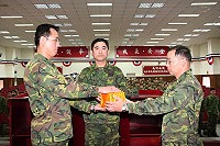 馬防部指揮官張中將主持混砲營原任官(右)與新主官(左)印信交接。(圖/文:劉家興)