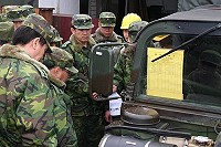  指揮官張中將視導講習分組教學，關心受訓人員學習狀況。（圖／文：劉家興）