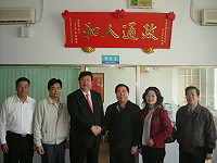 　西莒傑出鄉親陳金龍夫婦重返故鄉，與初中同學合照。（圖／文：邱竟偉）
