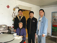 　南竿鄉公所向老人家問安及辦理老人送餐服務。（圖／文：劉秋月）