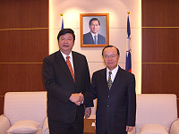 縣長陳雪生拜會國安局長許惠祐,感謝他署長任內對馬祖支持。(圖:連江縣政府提供)