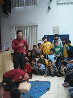 　東莒消防分隊向小朋友們演練CPR的操作方式。（圖／文：林冰芳）