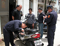 　南竿警察所下鄉為清水社區巡守隊及當地民眾進行機車烙碼防盜服務。（圖／文：曹重偉） 