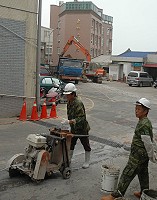 　東引南澳地區管線地下化工程，展開人車最頻繁路段的施工。（圖／文：陳其敏）