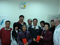 　顏忠誠主席慰問中低收入戶，並致贈慰問金。（圖／文：劉秋月）