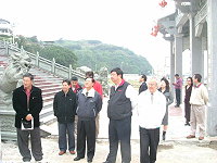 　顏主席等一行聽取莒光鄉地方建設簡報及巡視工程施工現況。（圖／文：陳樂團）