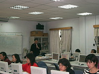 　王智立課長解說人事管理資訊系統，本縣承擔人事業務的公務員們專心聽講。（圖／文：劉秋月）