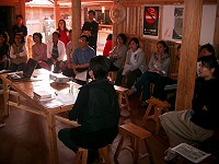 　「訂做馬祖的十三種可能」講座在津沙老酒館熱烈展開，程湘如與現場來賓創意激盪。（圖／文：邱竟瑋）