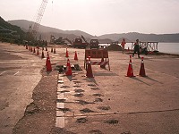 　連江縣寬頻網道建置計畫第二標工程正在施工，經過福澳港一帶請小心通行。（圖／文：邱竟瑋）