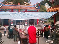 　津沙天后宮昨舉行補庫儀式，廟前人聲鼎沸，一掃津沙往常的寂靜。（圖／文：邱竟瑋）