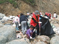 　恢復福正沙灘清淨原貌，東莒民眾挽起袖子動手清理海漂垃圾。（圖／文：林冰芳）
