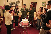 黃主任與四月份生日的志工媽媽一同唱生日快樂歌、切蛋糕慶生。(圖/文:吳孟學)