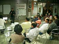 　鐵板社區協會、中原建築系與鐵板村民齊聚仁愛市場，討論入村意象。（圖／文：邱竟瑋）