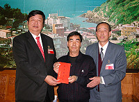 　林光裕先生（中）獲選今年度全國模範勞工，將於5月1日赴台表揚，縣長陳雪生特別在行前幫他加油打氣。（圖／文：曹重偉） 