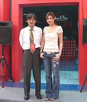 鼎勝峰公司進軍大陸2006西安糖酒會,王銘泉(左)在現場留影。(圖:鼎勝峰國際貿易公司提供)
