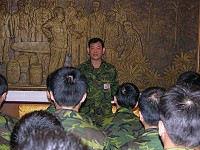 馬祖防衛部政戰副主任對到馬新兵精神講話,鼓勵新進弟兄應服從連隊幹部指導,融入團體生活,學習人生哲理。(圖/文:簡志偉)