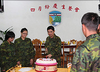 　指揮官主持四月份慶生餐會（圖與文 ：簡志偉）