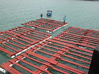 　北竿漁民轉型推動水產養殖，圖為鮑魚養殖所需的「魚排」箱網。（圖／文：陳鵬雄） 