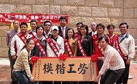 　勞動節慶祝大會，縣長陳雪生表揚今年度模範勞工，期勉大家在自己的崗位上再接再厲。（圖／文：曹重偉）