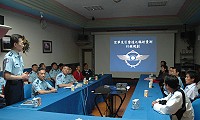 　空軍電戰組及中科院到東引進行雷達輻射量測，並向地方民代作說明。（圖／文：陳其敏）