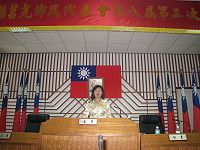 　莒光鄉代會主席謝春欗敲下議事槌宣布會議開始。（圖：莒光鄉代會提供）