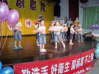 　麥當勞叔叔旋風吹進校園，小朋友洗手舞創意秀歡樂逗趣的演出、天真可愛的模樣，讓台下家長們開心不已。（圖／文：曹重偉）