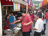 　媽祖文化節美食園遊會人氣非常旺盛，縣長陳雪生、議長陳振清也一同逛園遊會嚐美食，並給每個攤位一個大紅包。（圖／文：曹重偉）