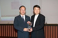 民航局頒發立榮航空國內航線金翔獎,由立榮首席副總陳雄智代表接受。(圖:立榮航空公司提供)