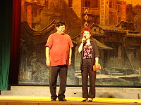 　縣長陳雪生代表鄉親感謝閩劇院賣力演出，全體鼓掌並邀請閩劇院明年此時再相見。（圖／文：劉秋月）