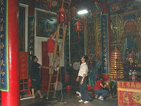 白馬尊王廟信眾從台灣來,在廟裡擔任一天義工展現虔誠信仰。(圖/文:劉秋月)