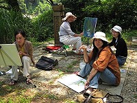   芙蓉海畫會日前到勝天公園寫生，三五姐妹描繪自然之美。（圖：芙蓉海畫會提供）