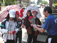 　母親節健行活動人氣旺，主辦單位在終點站贈送每位參加的母親一朵康乃馨。（圖／文：曹重偉）