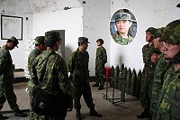 馬祖防衛部指揮官張中將日前至北竿視導重砲保養射擊整備情形,提出「強化彈藥管理、專精本職學能、落實裝備保養」三項工作重點,與全體官兵共勉。(圖/文:簡志偉)