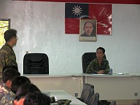 莒光地區指揮部鄭指揮官日前於指揮部會議室主持高裝檢協調會。(圖/文:張惟程)