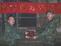 聯勤馬支部副指揮官廖上校親自頒獎表揚軍歌競賽冠軍隊伍。(圖/文:黃翊翔)