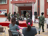 　慶祝母親節，北高指揮部官兵街頭獻唱。（圖／文：陳鵬雄）