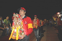 媽祖文化節最高潮「媽祖回娘家」湄洲進香活動盛大登場,各鄉團員齊聚南竿,陪伴著媽祖神像登上臺馬輪,展開歷史性的直航。(圖/文:曹重偉、陳其敏)