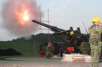 重型火砲實彈射擊瞬間,聲光震撼,令人動魄心驚。(圖:馬防部提供)